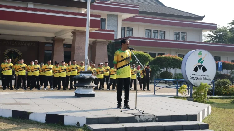 Luar Biasa, Usia 62 Bupati Madiun Tetap Gowes ke Kantor