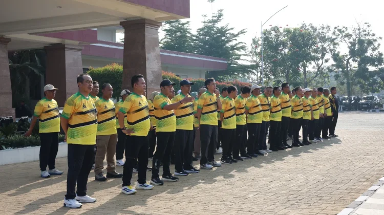 Luar Biasa, Usia 62 Bupati Madiun Tetap Gowes ke Kantor
