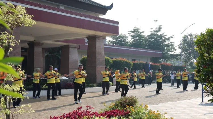 Luar Biasa, Usia 62 Bupati Madiun Tetap Gowes ke Kantor