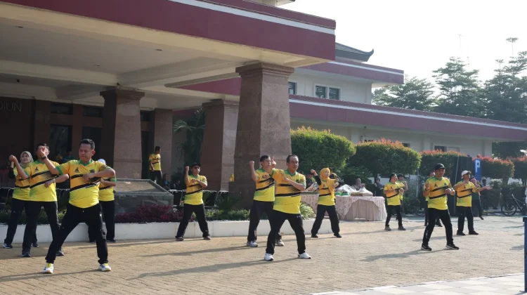 Luar Biasa, Usia 62 Bupati Madiun Tetap Gowes ke Kantor