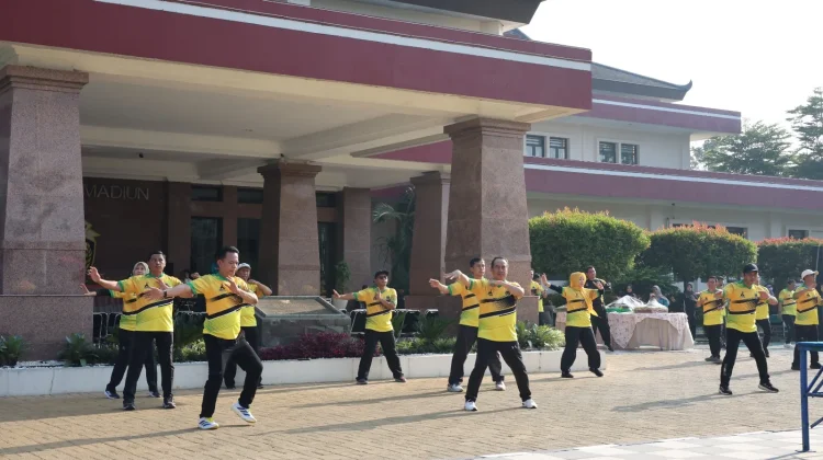 Luar Biasa, Usia 62 Bupati Madiun Tetap Gowes ke Kantor