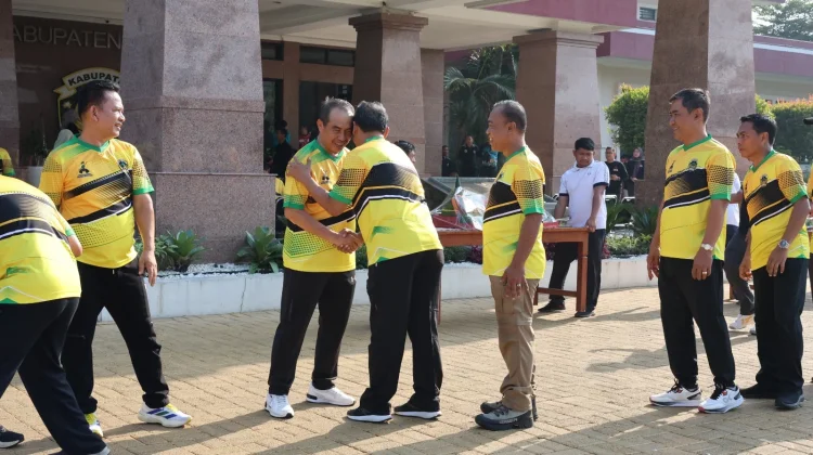 Luar Biasa, Usia 62 Bupati Madiun Tetap Gowes ke Kantor