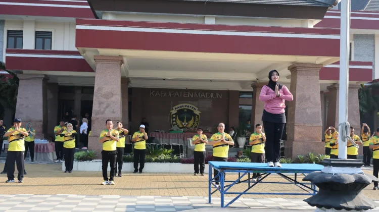 Luar Biasa, Usia 62 Bupati Madiun Tetap Gowes ke Kantor