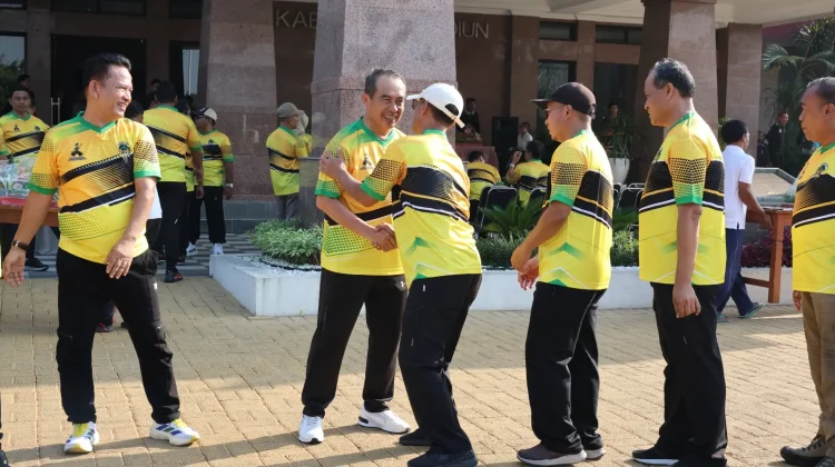 Luar Biasa, Usia 62 Bupati Madiun Tetap Gowes ke Kantor