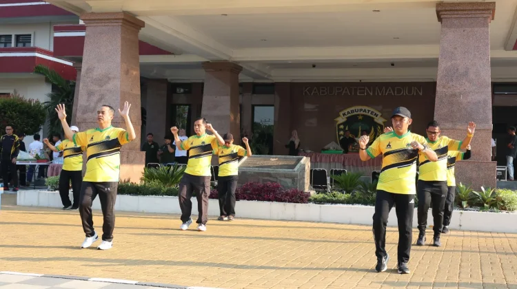 Luar Biasa, Usia 62 Bupati Madiun Tetap Gowes ke Kantor