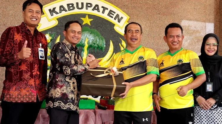 Luar Biasa, Usia 62 Bupati Madiun Tetap Gowes ke Kantor
