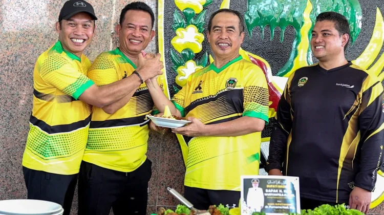 Luar Biasa, Usia 62 Bupati Madiun Tetap Gowes ke Kantor