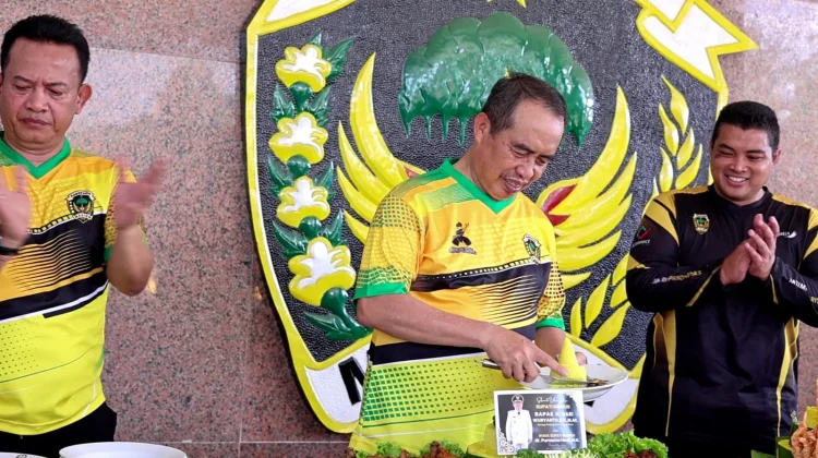 Luar Biasa, Usia 62 Bupati Madiun Tetap Gowes ke Kantor