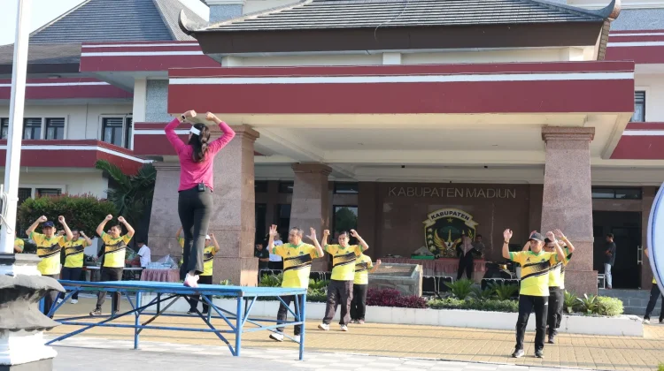 Luar Biasa, Usia 62 Bupati Madiun Tetap Gowes ke Kantor