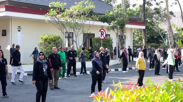 Luar Biasa, Usia 62 Bupati Madiun Tetap Gowes ke Kantor