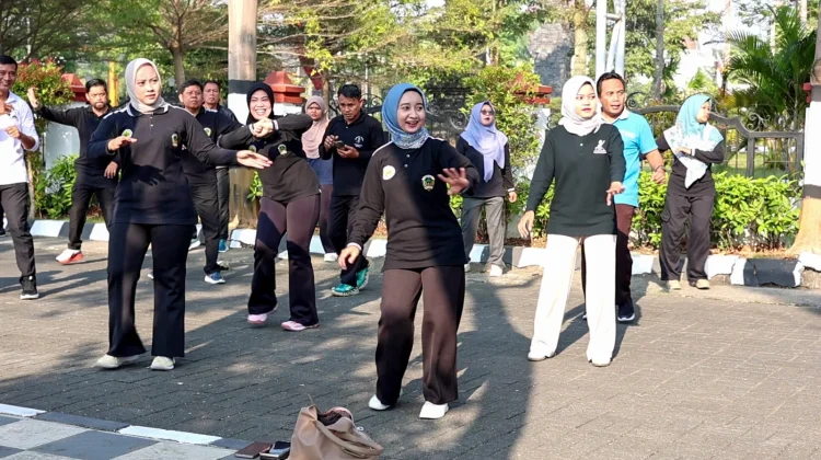 Luar Biasa, Usia 62 Bupati Madiun Tetap Gowes ke Kantor