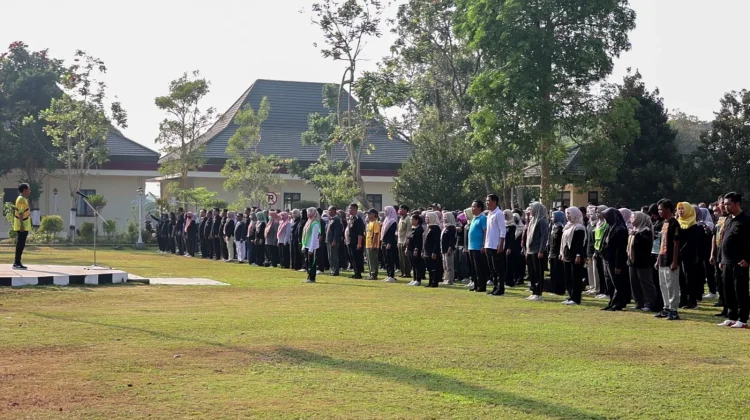 Luar Biasa, Usia 62 Bupati Madiun Tetap Gowes ke Kantor