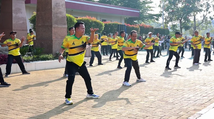 Luar Biasa, Usia 62 Bupati Madiun Tetap Gowes ke Kantor