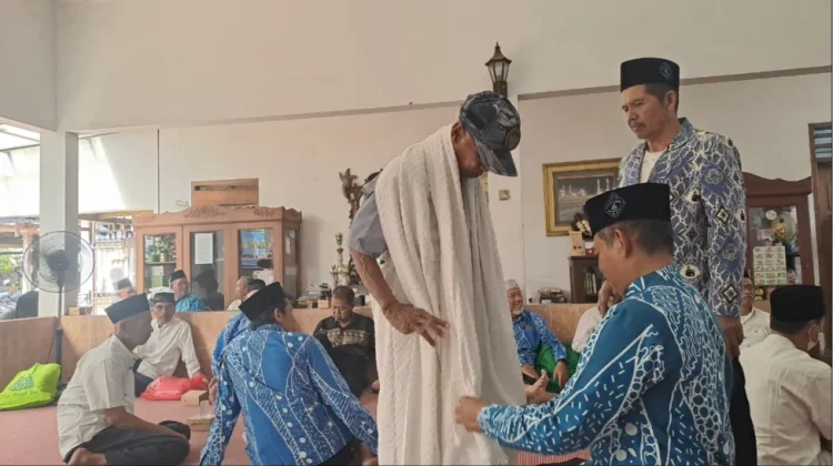 Calon Jamaah Haji dari KBIHU Al Mabrur Ikuti Bimbingan Praktek Memaki Ihrom
