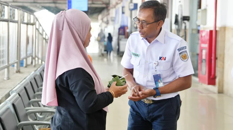 MANTAP! KAI Daop 7 Berbagi Nascel Pincuk ke Pelanggan