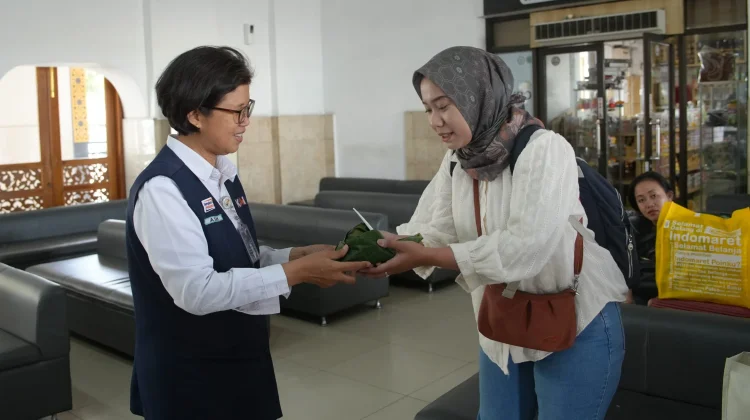 MANTAP! KAI Daop 7 Berbagi Nascel Pincuk ke Pelanggan
