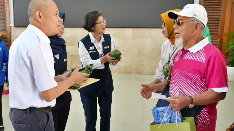 MANTAP! KAI Daop 7 Berbagi Nascel Pincuk ke Pelanggan