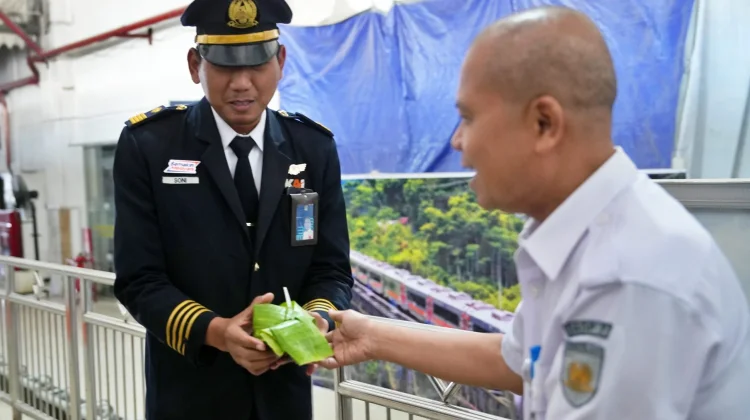 MANTAP! KAI Daop 7 Berbagi Nascel Pincuk ke Pelanggan