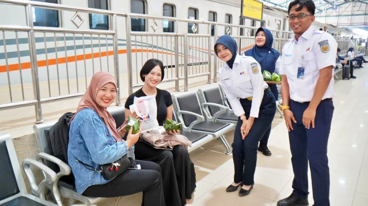 MANTAP! KAI Daop 7 Berbagi Nascel Pincuk ke Pelanggan