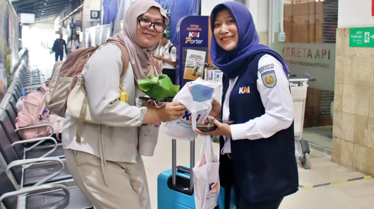 MANTAP! KAI Daop 7 Berbagi Nascel Pincuk ke Pelanggan