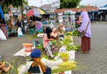 Syawalan Tingkatkan Permintaan Bungkus Ketupat di Pasar Plaosan