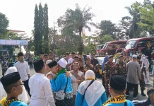 Berangkatkan Jemaah Haji Bupati Nanik Minta Jemaah Haji Jaga Kekompakan