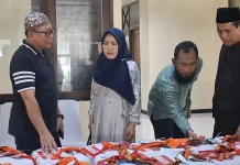 Kepala Kemenhaj Kota Madiun Cek Koper Jemaah Haji jelang Keberangkatan