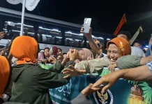 Suasana Haru Jemaah Haji Kota Madiun Berpamitan dengan Keluarga sebelum
