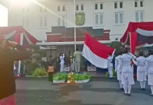 Bendera Merah Putih Berkibar dalam Upacara Hardiknas 2026 di Kota Madiun