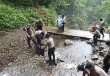 Jelang Hari Bhayangkara, Polres Magetan Bersihkan Kawasan Air Terjun Tirtosari