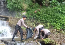 Polres Magetan Bersihkan Jalur Air Terjun Tirtosari dari Sampah Plastik