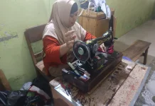 Tahan Tarif Ringankan Orang Tua Siswa, Penjahit Magetan Rela Kurangi Keuntungan