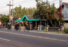Luar Biasa, Usia 62 Bupati Madiun Tetap Gowes ke Kantor