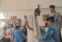 Calon Jamaah Haji dari KBIHU Al Mabrur Ikuti Bimbingan Praktek Memaki Ihrom