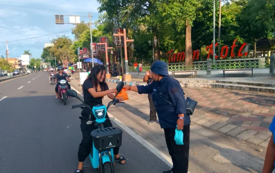 Aksi Sosial, Jurnalis Madiun Raya Bagikan Takjil Gratis kepada Pengendara