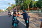 Aksi Sosial, Jurnalis Madiun Raya Bagikan Takjil Gratis kepada Pengendara