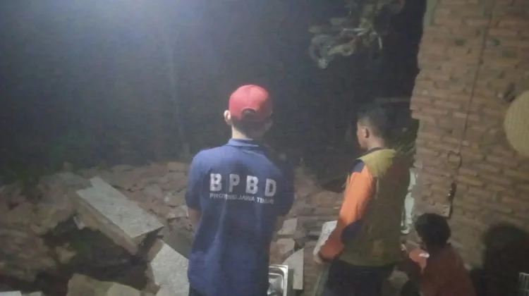 Hujan Deras, Dapur Milik Warga Tajinan Malang Roboh