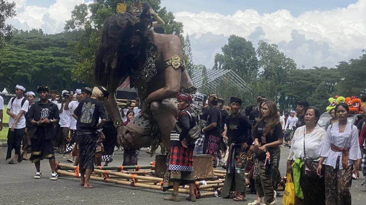 Warga Malang Antusias Saksikan Tawur Agung di Rampal