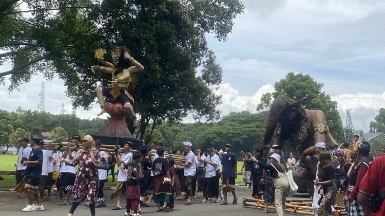 Warga Malang Antusias Saksikan Tawur Agung di Rampal