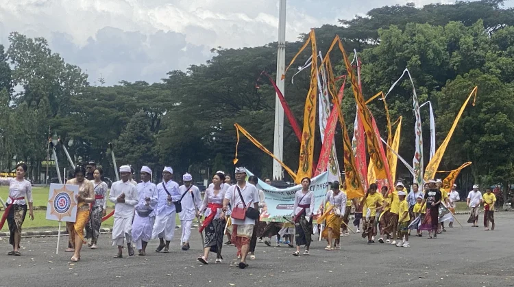 Warga Malang Antusias Saksikan Tawur Agung di Rampal