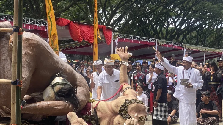 Prosesi Pembakaran Ogoh-Ogoh Tandai Tawur Agung Rampal
