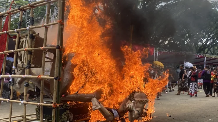 Prosesi Pembakaran Ogoh-Ogoh Tandai Tawur Agung Rampal