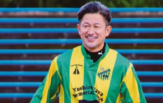 King Kazu, Menolak Tua jadi Pemain Bola