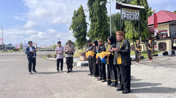 Sambut Kapolres Baru, Polres Malinau Gelar Tradisi Pedang Pora