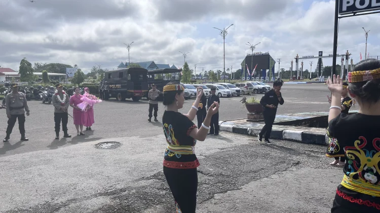 Sambut Kapolres Baru, Polres Malinau Gelar Tradisi Pedang Pora
