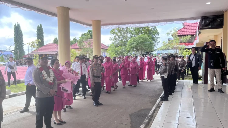 Sambut Kapolres Baru, Polres Malinau Gelar Tradisi Pedang Pora
