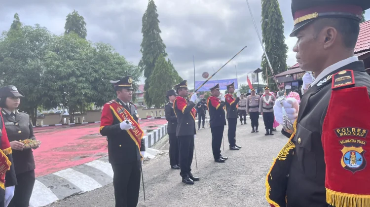 Sambut Kapolres Baru, Polres Malinau Gelar Tradisi Pedang Pora
