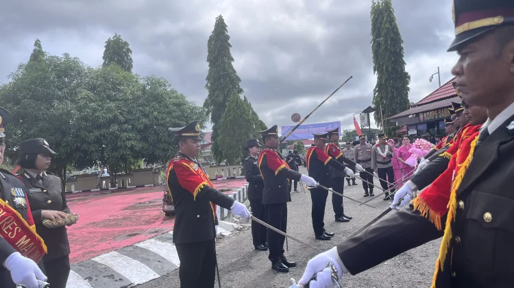 Sambut Kapolres Baru, Polres Malinau Gelar Tradisi Pedang Pora