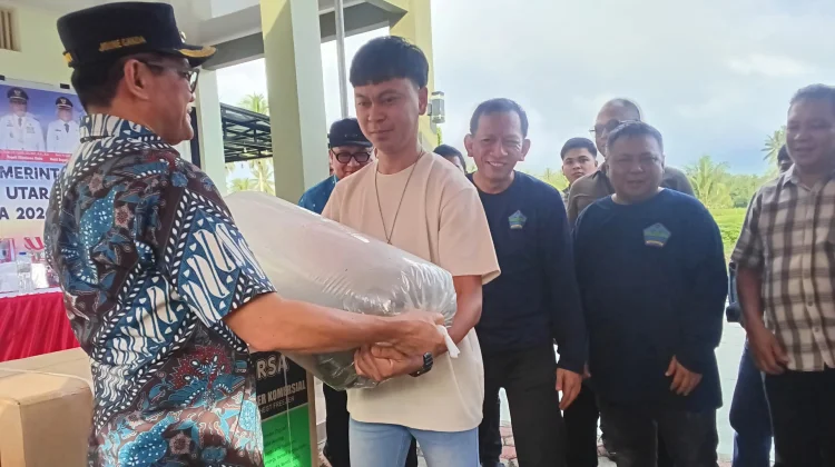 Tingkatkan Produksi, Pemkab Minut Salurkan Bantuan untuk Kelompok Ikan Air Tawar