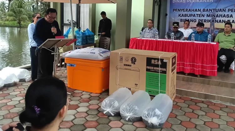 Tingkatkan Produksi, Pemkab Minut Salurkan Bantuan untuk Kelompok Ikan Air Tawar